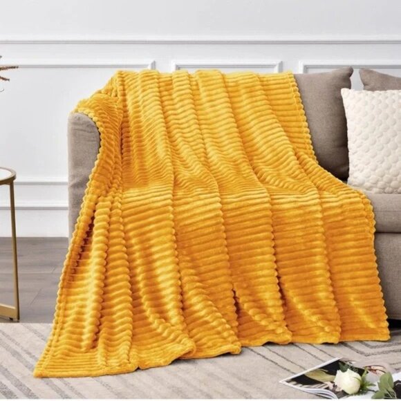 Ruffle Fleece Blanket All Year - Picture 2 of 3
